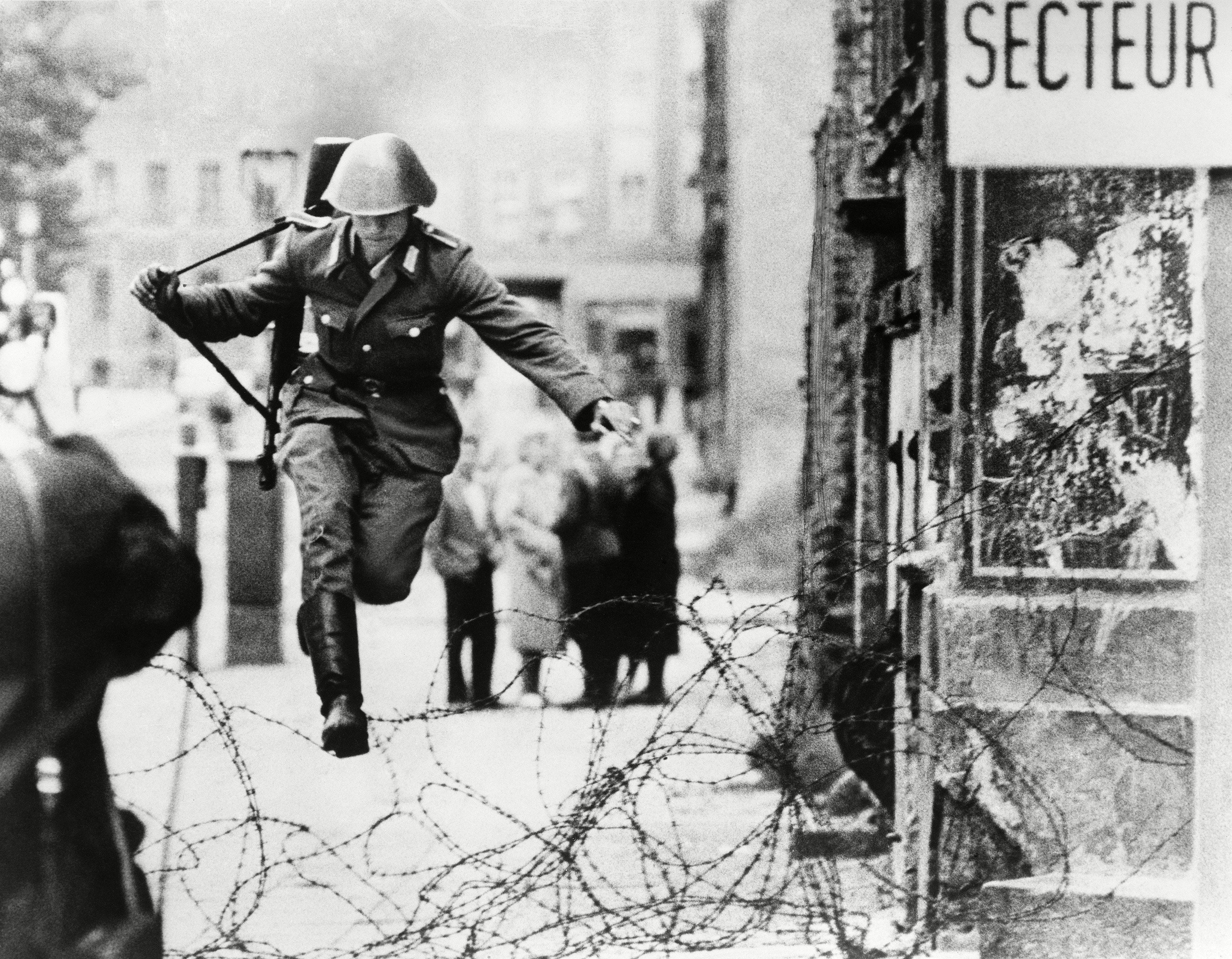 Conrad Schumann (1942-1998). el primer soldado de Alemania Oriental en huir hacia occidente tras la implantación del muro el 15 de agosto de 1961