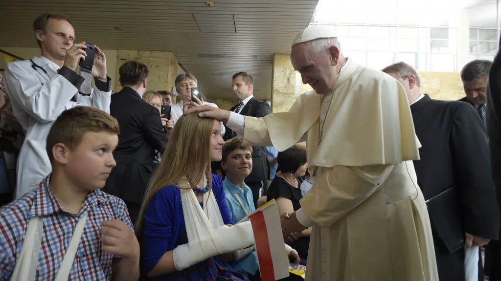 El papa Francisco estuvo en un hospital de niños (Reuters)