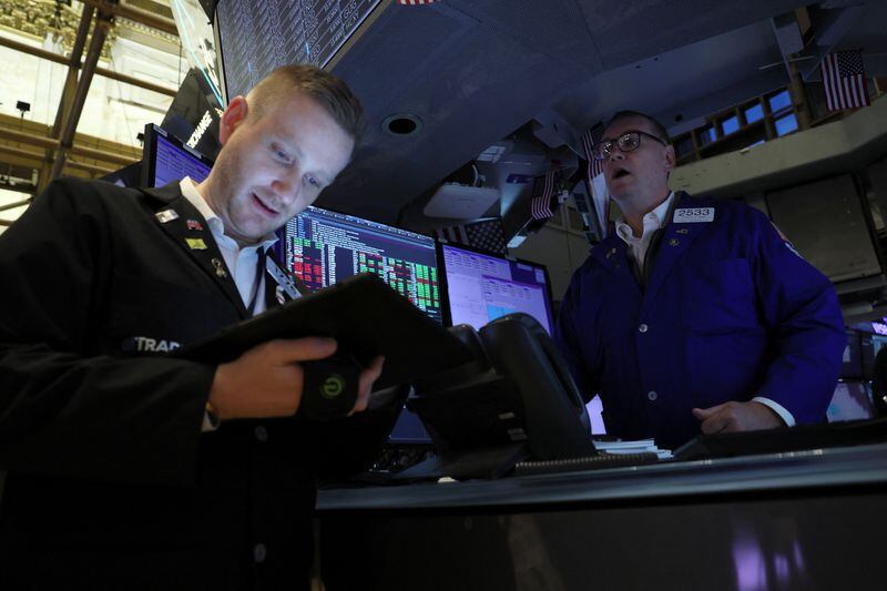 Operadores trabajan en la Bolsa de Valores de Nueva York (REUTERS/Brendan McDermid)