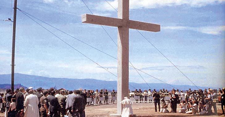 El Papa Juan Pablo Segundo visitó armero al año siguiente de la tragedia, el 1 de julio de 1986. En la foto reza postrado ante una cruz gigante de cemento por las víctimas de la avalancha.