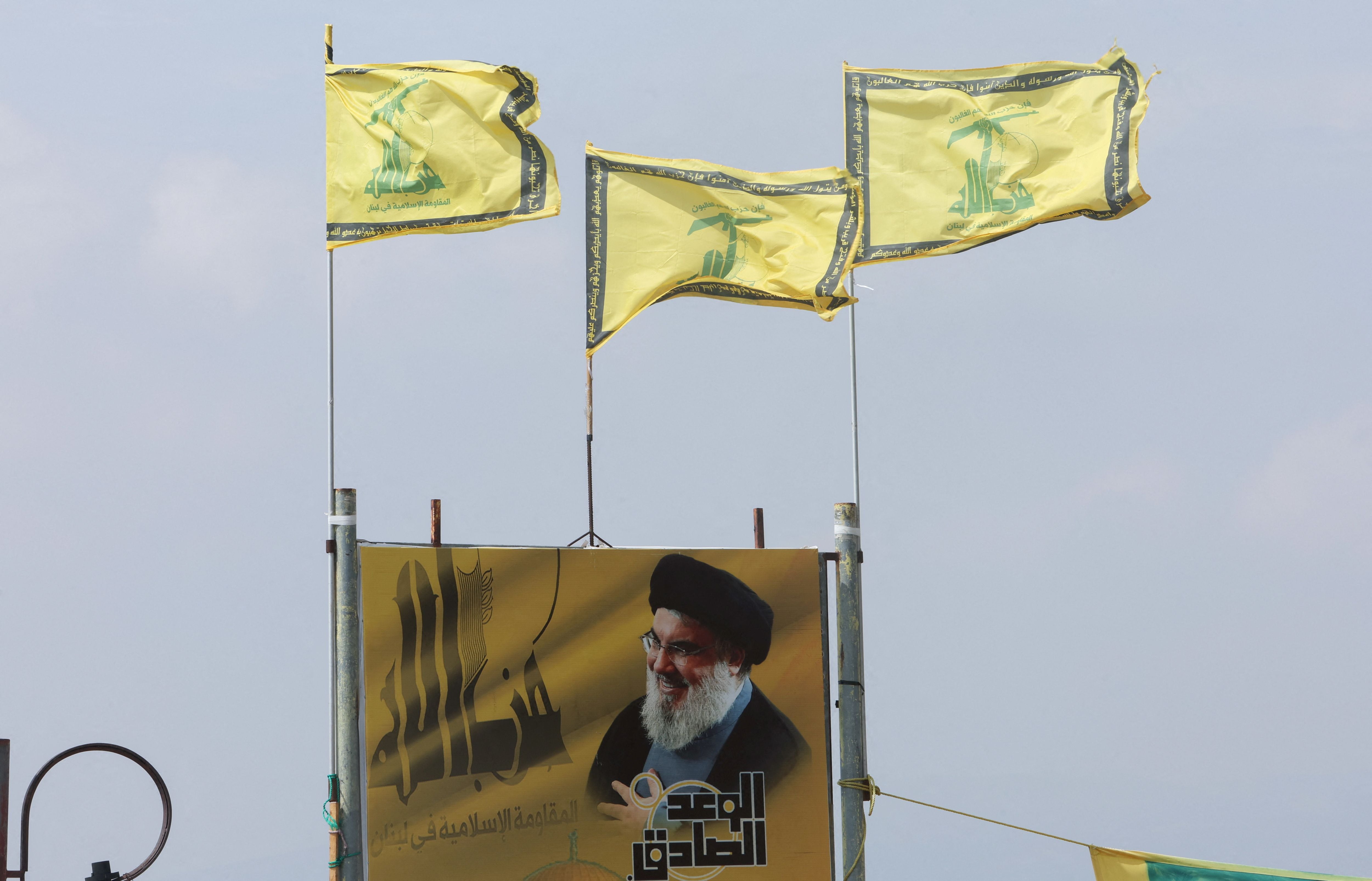 Un cartel con la imagen de Hassan Nasrallah (REUTERS/Aziz Taher)