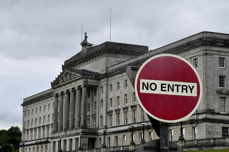 Imagen de archico de una señal de no entrar junto al edificio del Parlamento de Stormont en Belfast, Irlanda del Norte. 13 junio 2022. REUTERS/Clodagh Kilcoyne