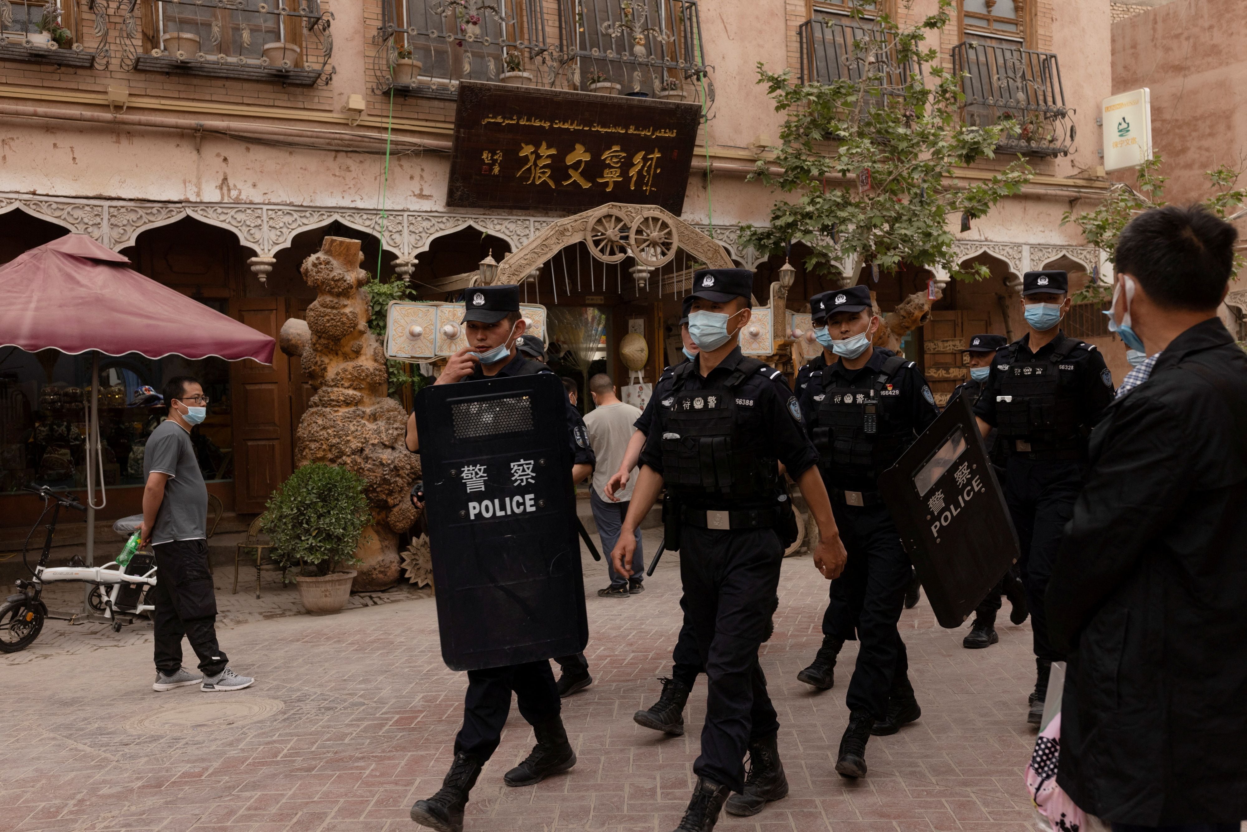 Agentes de policía patrullan en la ciudad vieja en Kashgar, en Xinjiang.(REUTERS/Thomas Peter/archivo)
