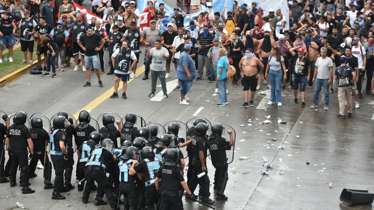 Incidentes y enfrentamientos con la Policía en los piquetes de los puentes Pueyrredón y Saavedra