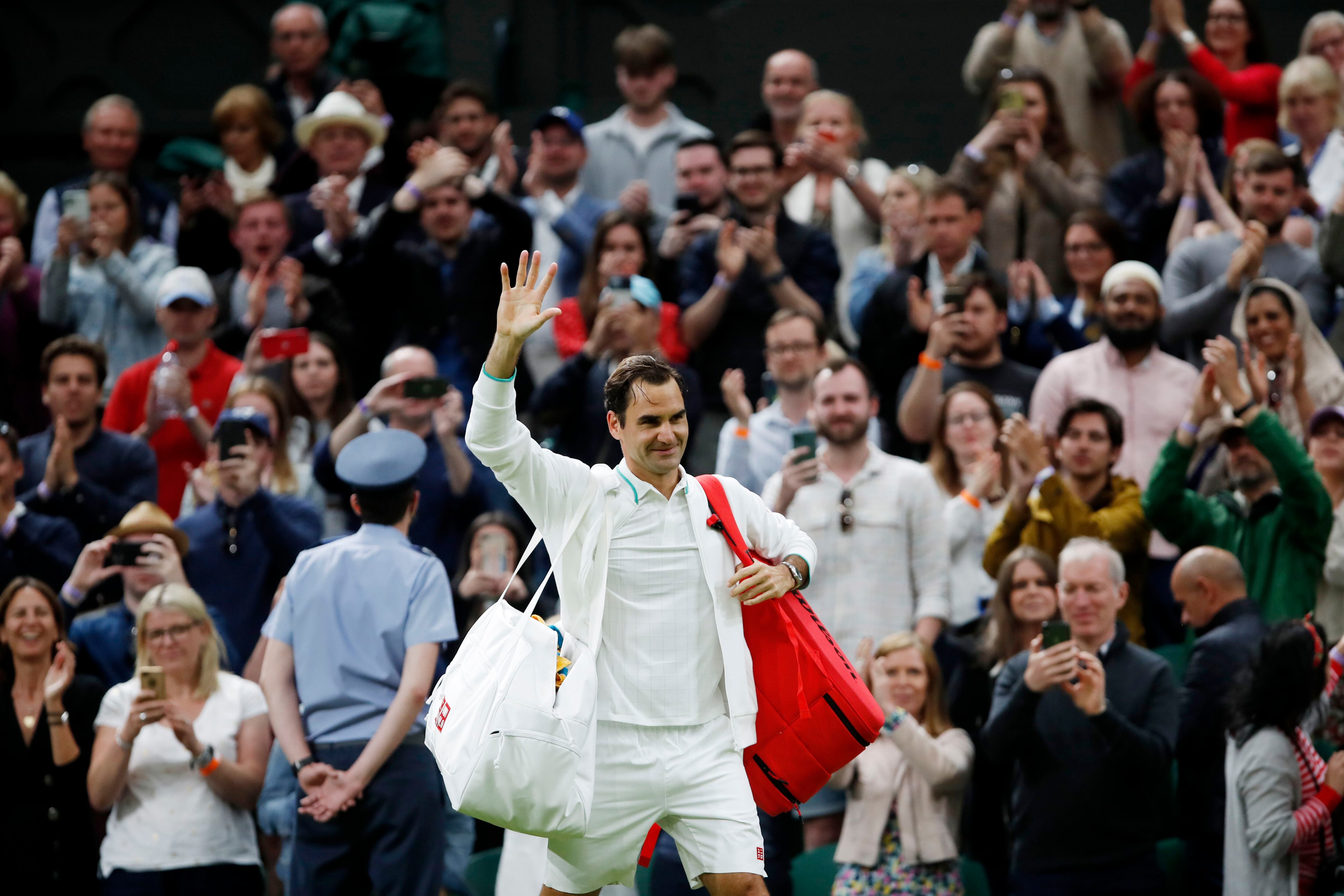 Federer se fue ovacionado por el público (Reuters)