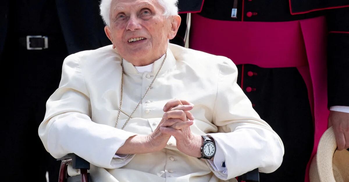 Il Vaticano ha confermato il peggioramento della salute del papa emerito Benedetto XVI e Francesco gli ha fatto visita in convento.