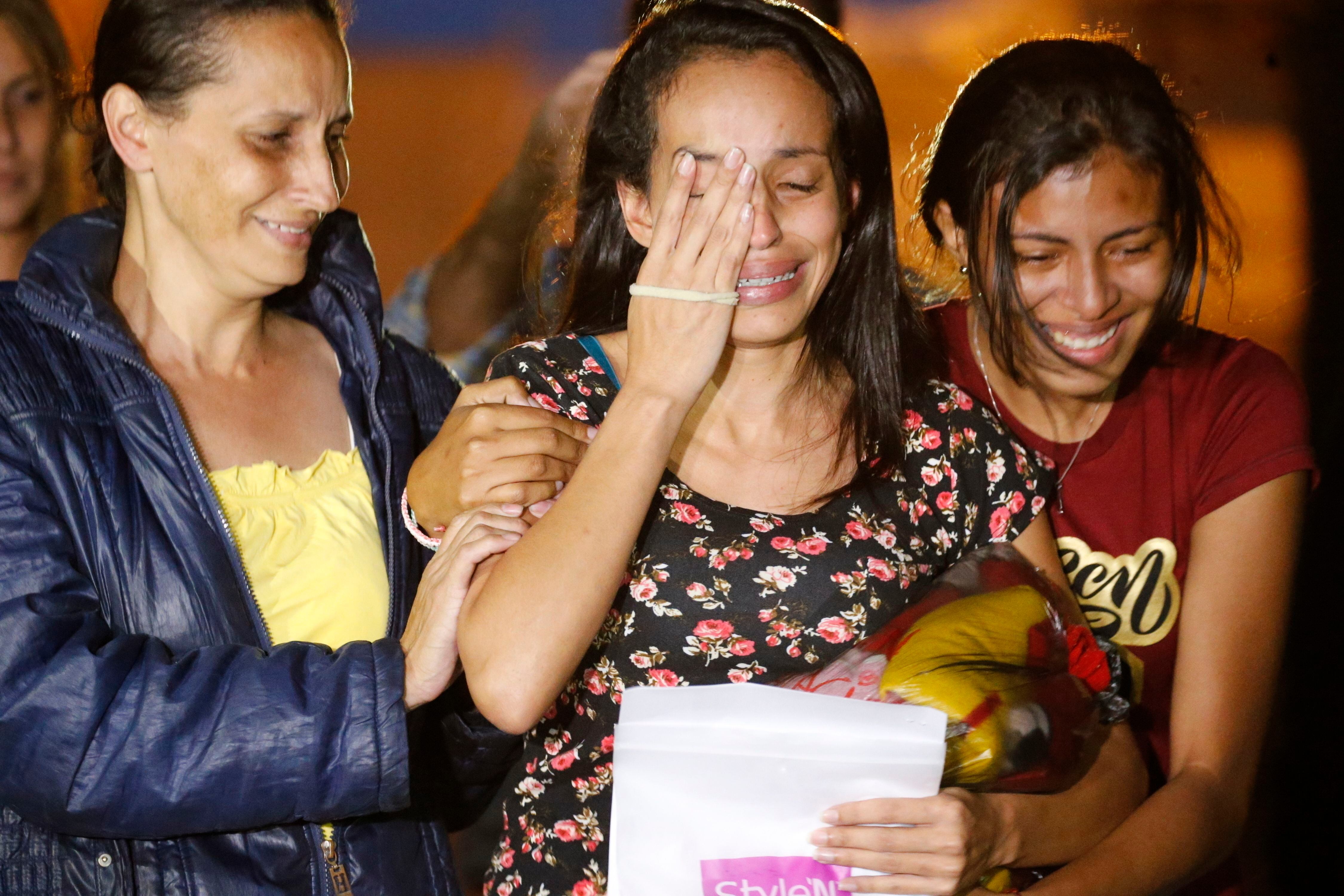 Karen Palacios, al centro, es acompañada de sus familiares después de salir de la prisión de Los Teques a las afueras de Caracas, el martes 16 de julio de 2019. (AP Foto/Ariana Cubillos)