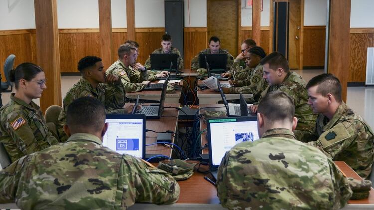 Las Fuerzas Armadas se enfrentan a un desafío característico de las “guerras de cuarta generación”: los ciberataques. Foto: Archivo DEF. 