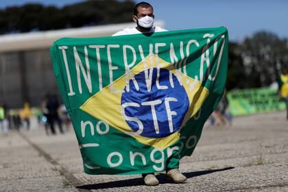 "Abajo la dictadura" e "Intervención en el Supremo Tribunal Federal", algunos de los reclamos de los seguidores de Bolsonaro en Brasilia (REUTERS/Ueslei Marcelino)