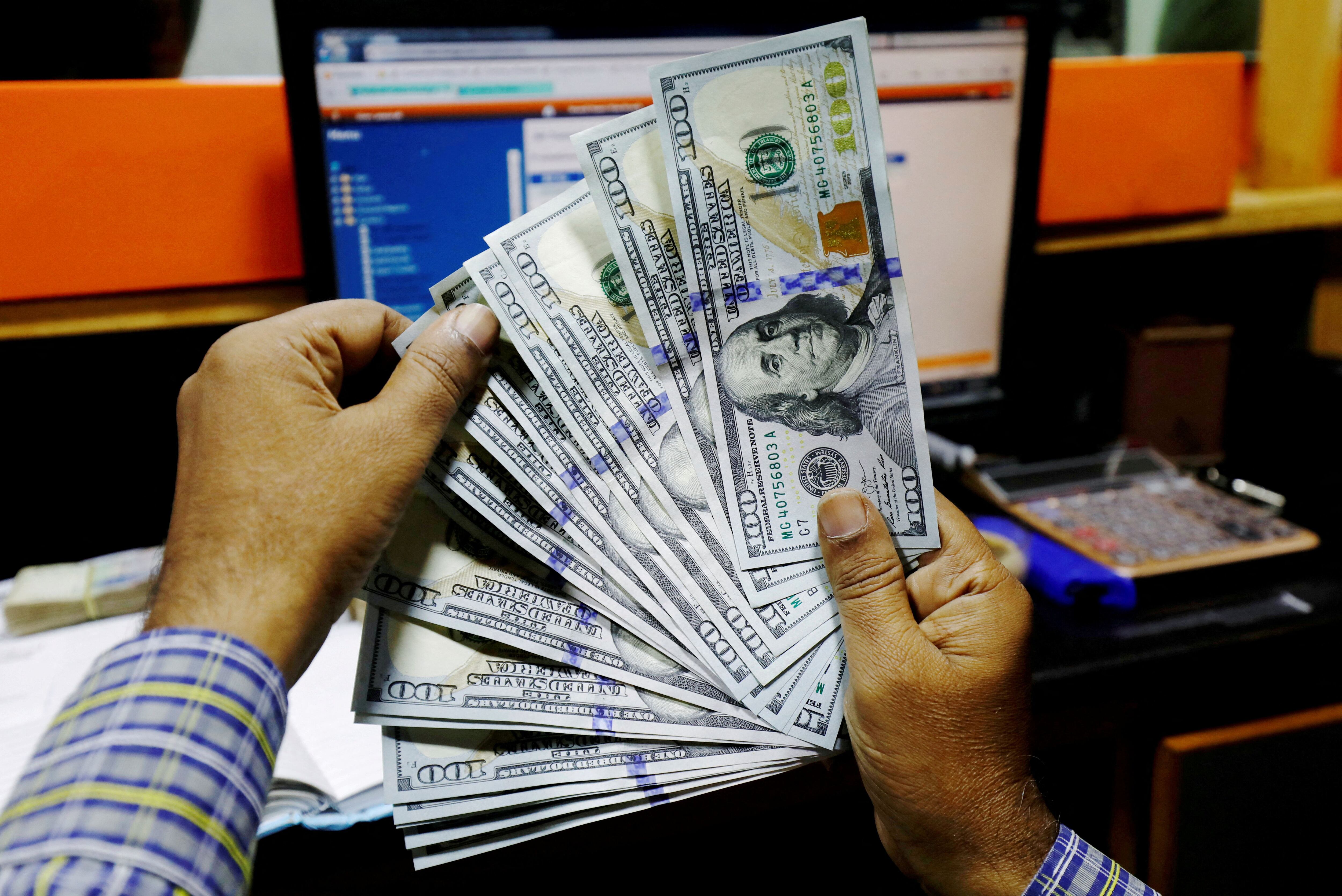 El gobierno pretende reducir la brecha cambiaria aumentando más rápido el dólar oficial e impidiendo que el blue supere los 500 pesos
REUTERS/Akhtar Soomro//File Photo