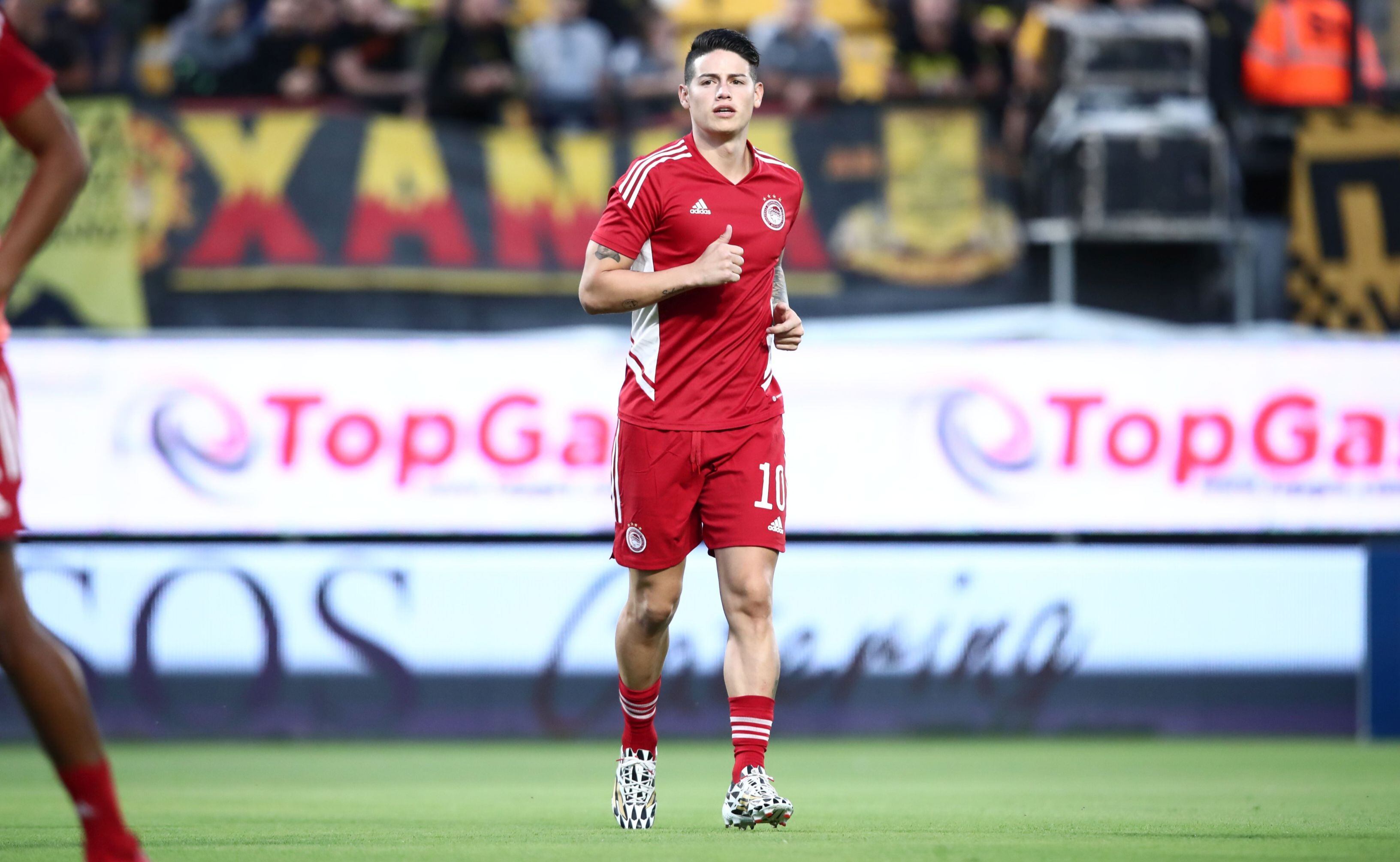Olympiacos pierde 2-1 en el primer partido de James Rodríguez como títular en el fútbol de Grecia