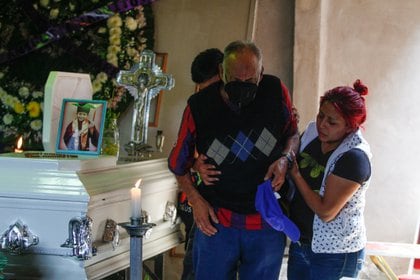 Familiares durante el velorio de Brandon Giovanni, de 12 años, quien perdió la vida el pasado lunes 3 de mayo al ser víctima del colapso del puente de la Línea 12 del metro. Ciudad de México, mayo 5, 2021. Foto: Karina Hernández/Infobae