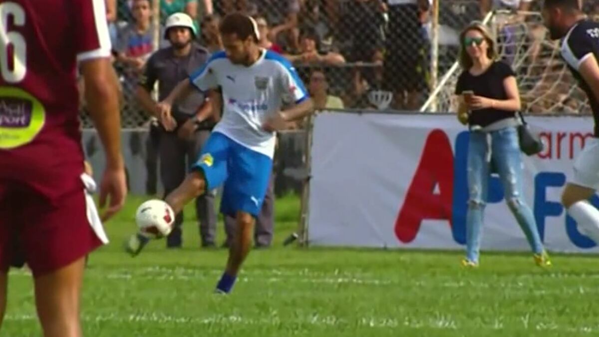 El fantástico gol de Neymar en un partido con fines solidarios disputado en Brasil