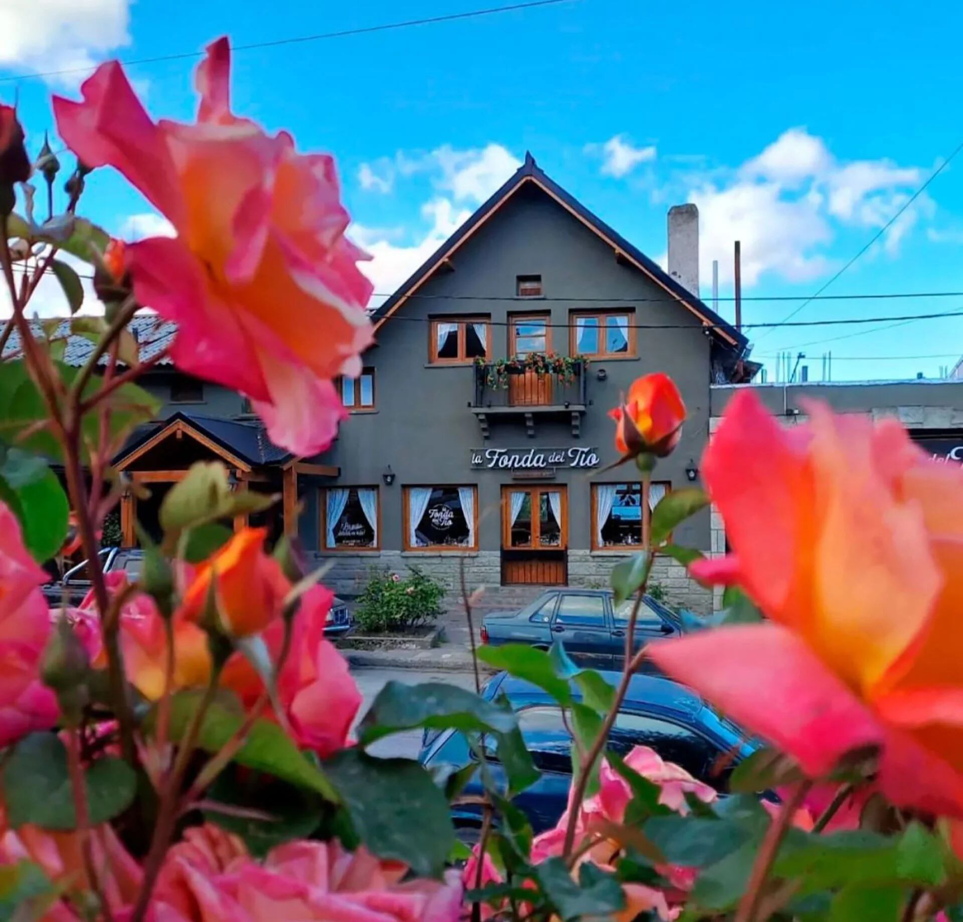 La fonda del tío tiene un enclave cercano a la Cordillera de los Andes en Bariloche (@lafondadeltio)