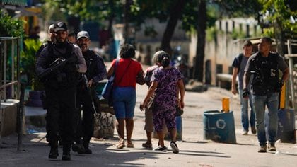 Policías y militares en la favela de Jacarezinho, en Río de Janeiro (MAURO PIMENTEL / AFP)