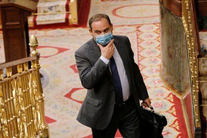 21/07/2020 El ministro de Transportes y Movilidad, y 'número dos' del PSOE, José Luis Ábalos, se toca la mascarilla durante una sesión plenaria en el Congreso de los Diputados, en Madrid (España), a 21 de julio de 2020. Durante el pleno, el Congreso debate y vota, para su aprobación definitiva, las medidas aprobadas por la Comisión para la Reconstrucción Social y Económica para tratar de paliar los efectos derivados de la pandemia del coronavirus.
POLITICA 
EUROPA PRESS/J. Hellín. POOL - Europa Press
