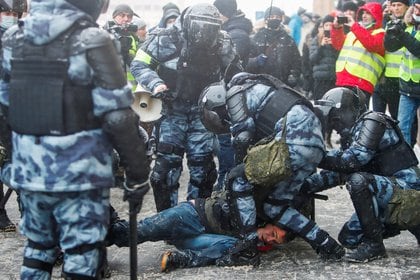 Law enforcement officers detain a protestor during a rally in support of jailed Russian opposition leader Alexei Navalny in Moscow, Russia January 31, 2021. REUTERS/Maxim Shemetov