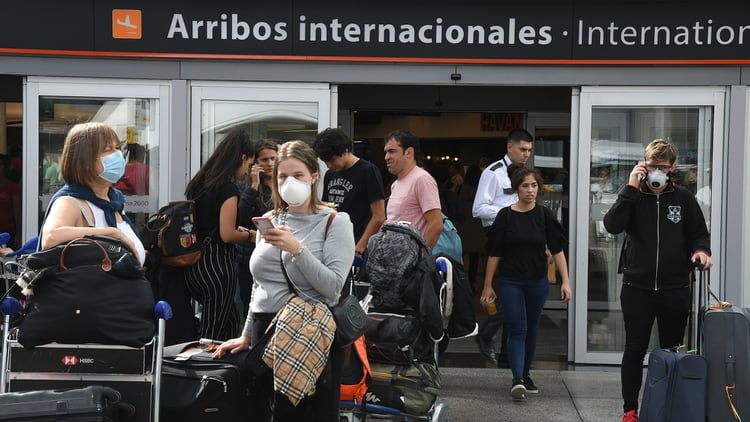 Una postal común en la zona de arribos del aeropuerto de Ezeiza