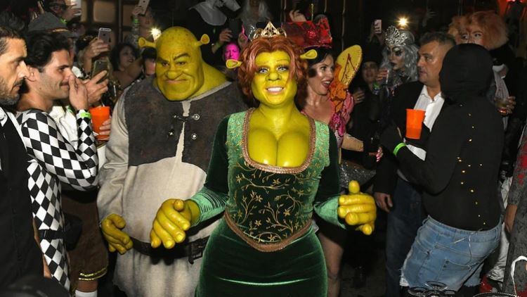 Heidi Klum junto a su novio, Tom Kaulitz,como Fiona y Shrek en la fiesta de Halloween en Nueva York de 2018 (AFP)