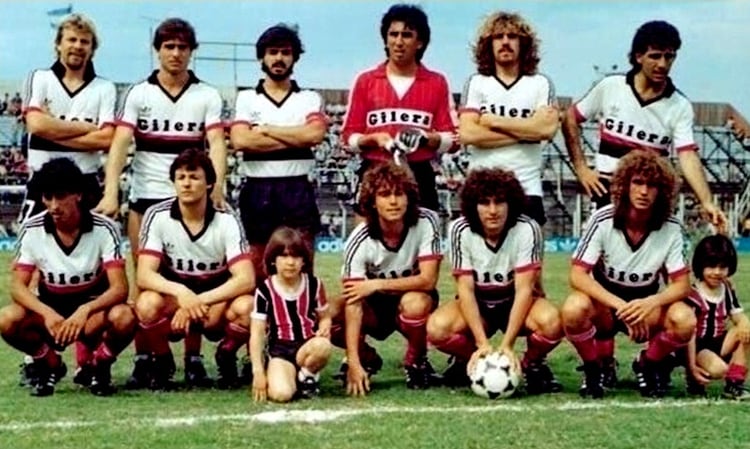 Chacarita 1985 y su primera publicidad en la camiseta: motocicletas Gilera.