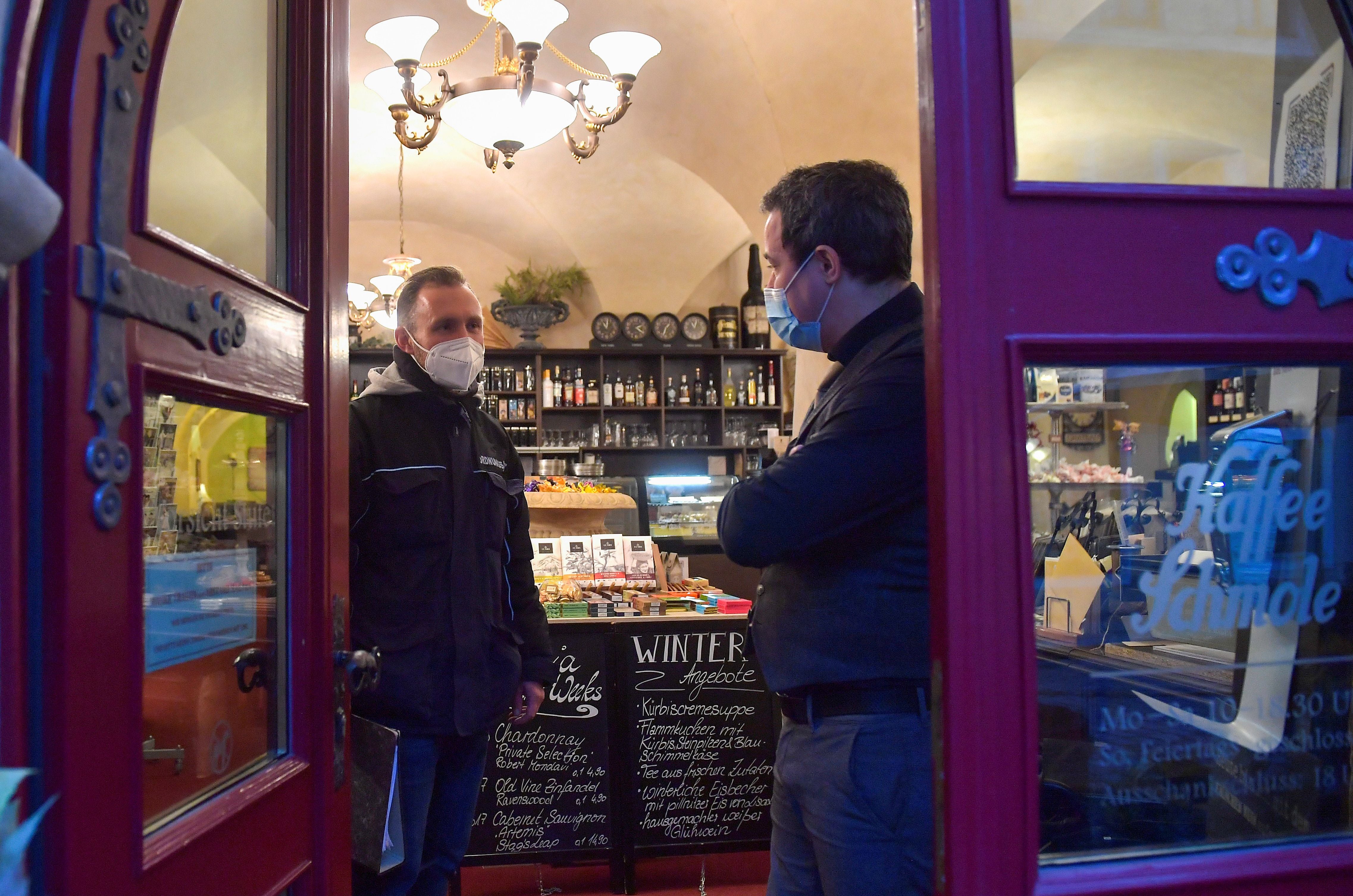 Controles sobre protocolos COVID se imponen en comercios de Alemania (REUTERS/Matthias Rietschel)