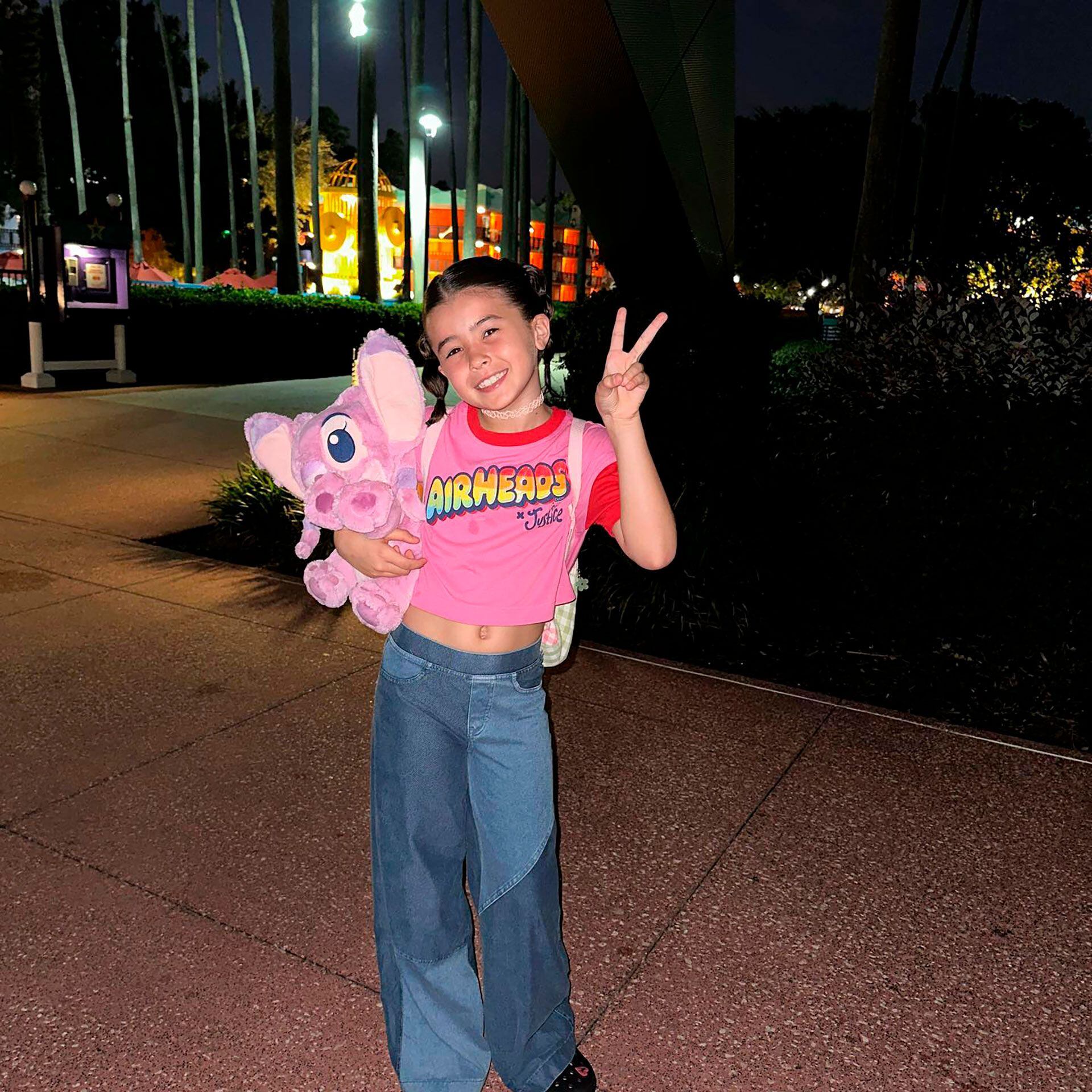 Rufina súper feliz con el obsequio que le hizo su mamá en los parques de Disney (@sangrejaponesa)