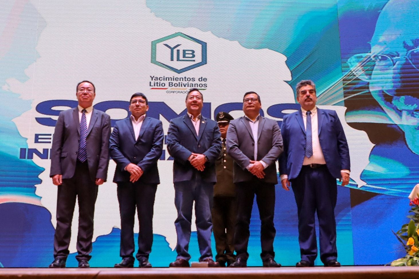 El presidente de Bolivia, Luis Arce, posa tras firmar acuerdos con la empresa nuclear estatal rusa Rosatom y la china Citic Guoan Group para desarrollar sus recursos de litio  (REUTERS)
