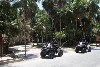 Policías mexicanos custodian el cumplimiento de la cuarentena en Cancún, en el estado de Quintana Roo (EFE/ Lourdes Cruz)
