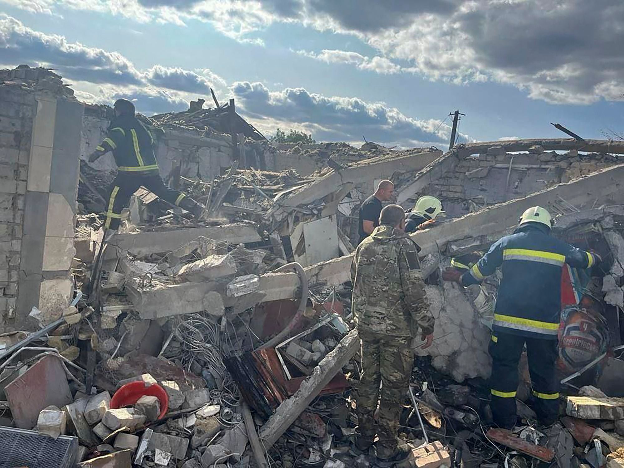 Los escombros tras el bombardeo en Hroza, cerca de Kharkiv. (Ukrainian Presidential Press Office via AP)