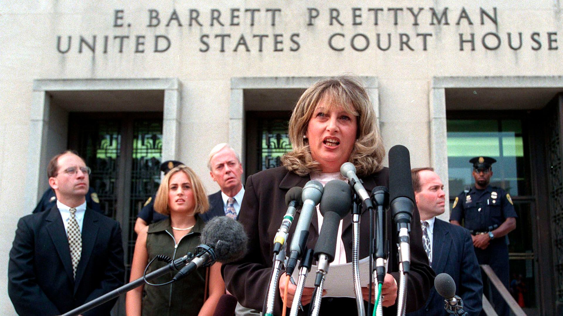 Linda Tripp fue la confidente de Monica Lewinsky. Grabó 20 horas de llamadas telefónicas donde la becaria le contó los detalles de su relación con Clinton. Tripp entregó las cintas al fiscal Kenneth Starr, que investigó al expresidente (AP Photo/Khue Bui, File)