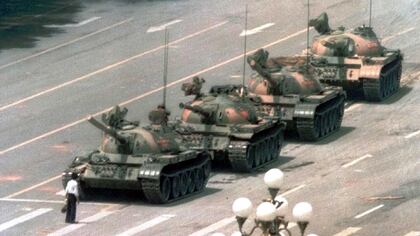 Un hombre desafía a una columna de tanques, un día después de la masacre de la Plaza Tiananmén