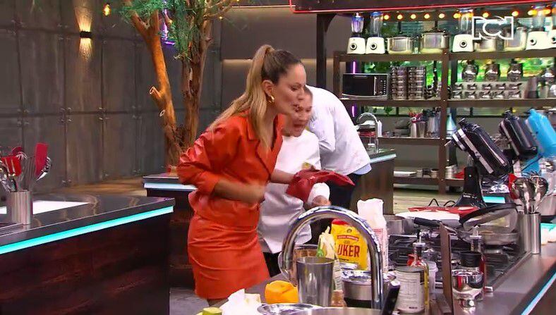 Claudia Bahamón sufrió serio percance en 'Masterchef Celebrity' intentando evitar un accidente: “¿Por qué hiciste eso?” - Infobae
