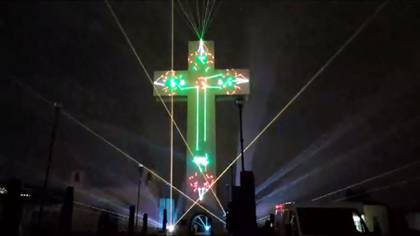 Rinden homenaje a médicos y enfermeras en Tultepec con espectáculo láser y de fuegos artificiales (Foto: Facebook Feria Internacional de la Pirotecnia Tultepec Fans)