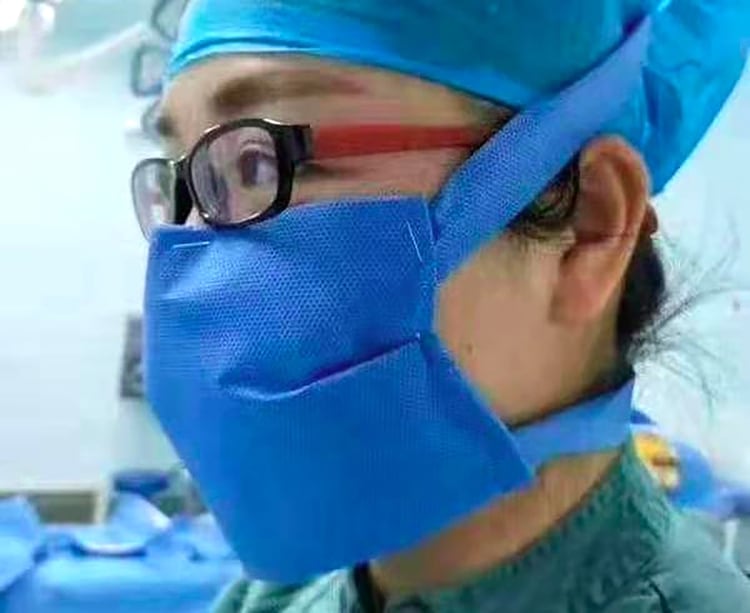 Tela unida con abrochadora, la precaria técnica utilizada para protegerse del coronavirus en un hospital de Hubei