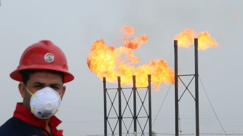 Imagen de archivo de un operario petrolero con mascarilla en las instalaciones del yacimiento de Nahr Bin Umar, al norte de Basora, Irak. 15 marzo 2020. REUTERS/Essam Al-Sudani