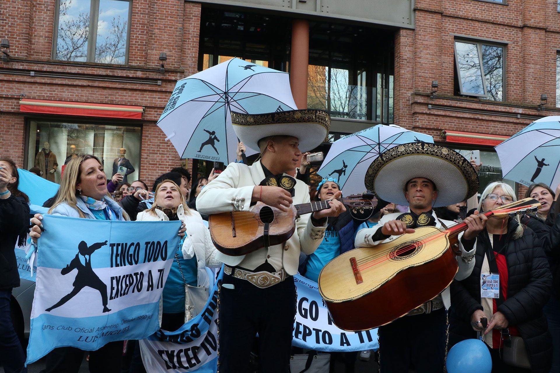 La fiebre por Luis Miguel en Buenos Aires no se detiene: serenata de mariachis y delirio de las fanas