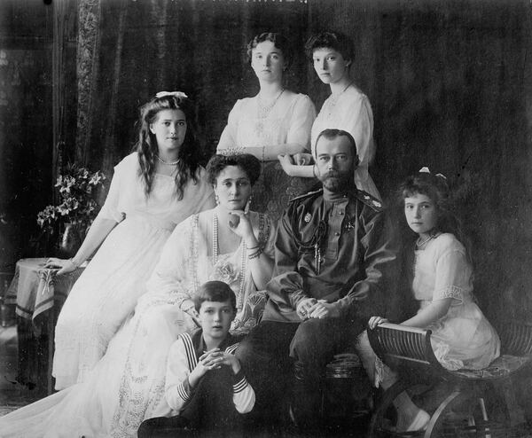 El zar Nicolas II, su esposa y sus cinco hijos, en el años 1910. (Photo by Fine Art Images/Heritage Images/Getty Images)