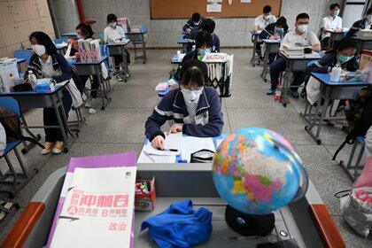 Una escuela en Wuhan en mayo, cuando volvieron a cursar los estudiantes de secundaria (China Daily via REUTERS)
