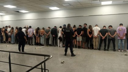Fiesta clandestina en Morón: más de 30 asistentes entre 19 y 42 años en la planta alta de un local en refacción