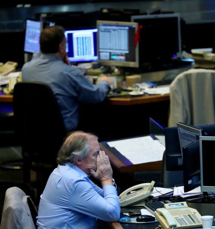 Operadores en la Bolsa de Comercio de Buenos Aires
REUTERS/Marcos Brindicci