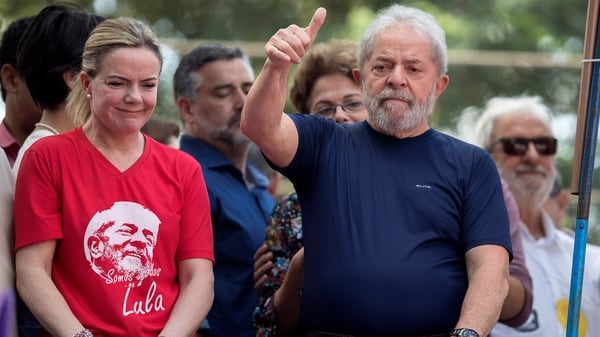 Lula da Silva en el dÃ­a en el que se entregÃ³ a la justicia. Encabeza la intenciÃ³n de voto cuando aÃºn no se sabeÂ si podrÃ¡ participar de las elecciones (EFE)