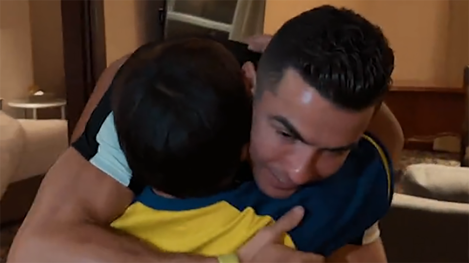Cristiano Ronaldo recibió a un pequeño fan en Irán