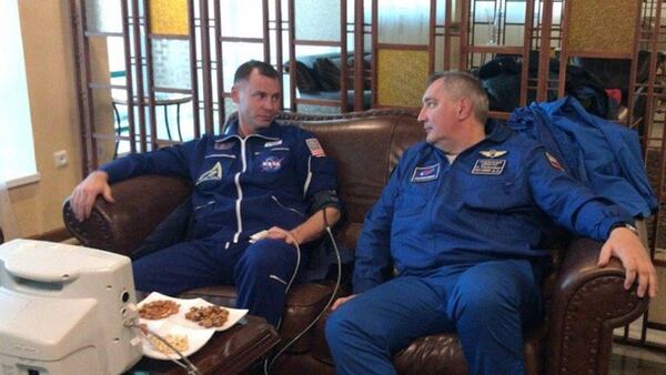 Hague y Ovichinin descansan luego de ser rescatados por las fuerzas de seguridad rusas