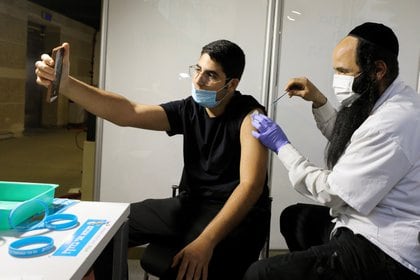 En Israel ya fueron vacunadas unas 9 millones de personas contra el coronavirus /REUTERS/Ammar Awad