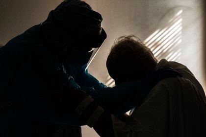 El paciente pasa difíciles momentos sin poder ver a sus parientes por el riesgo de contagio (AFP)