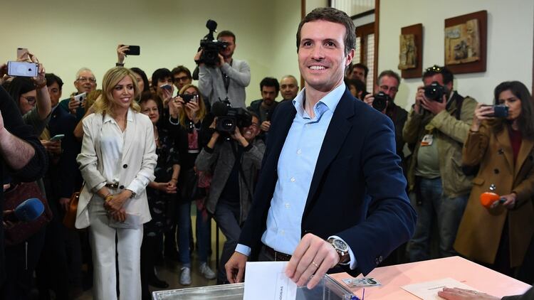 Pablo Casado, líder del PP, también abogó por una máxima participación ya que “lo que este domingo salga de las urnas condicionará el futuro de España” y por eso – dijo – “hay que votar con la cabeza” (AFP)