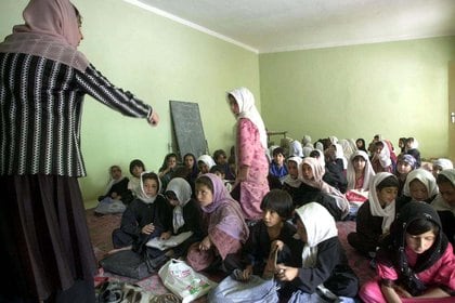 Las niñas en la escuela tomando clases de matemáticas. Algo que estuvo prohibido mientras los talibanes gobernaron Afganistán, entre 1996 y 2001. AFP/ Deshakalyan CHOWDHURY.