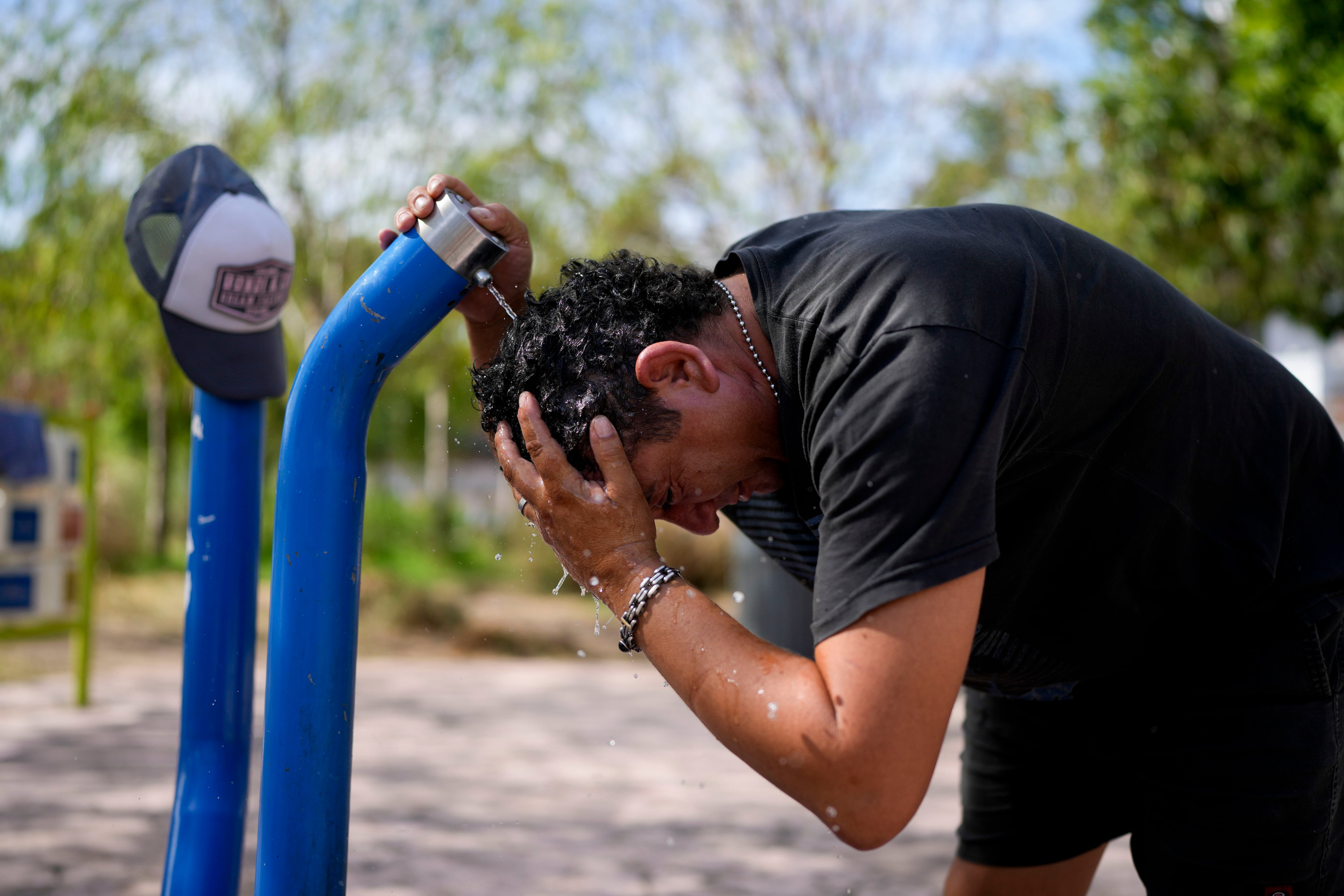 Ante el calor extremo, es recomendable evitar exponerse al sol e hidratarse constantemente. (Foto: AP/Natacha Pisarenko)