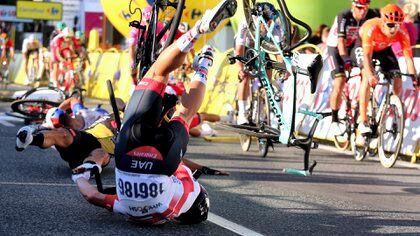 El impacto de Jakobson contra las vallas provocó la caída de varios ciclistas (EFE)