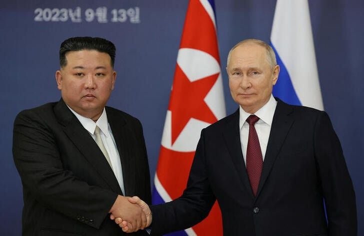 El presidente ruso, Vladimir Putin (dcha), saluda al líder norcoreano Kim Jong Un durante un encuentro en el Cosmódromo Vostochny, en la región de Amur. Sputnik/Vladimir Smirnov/Pool vía Reuters. 